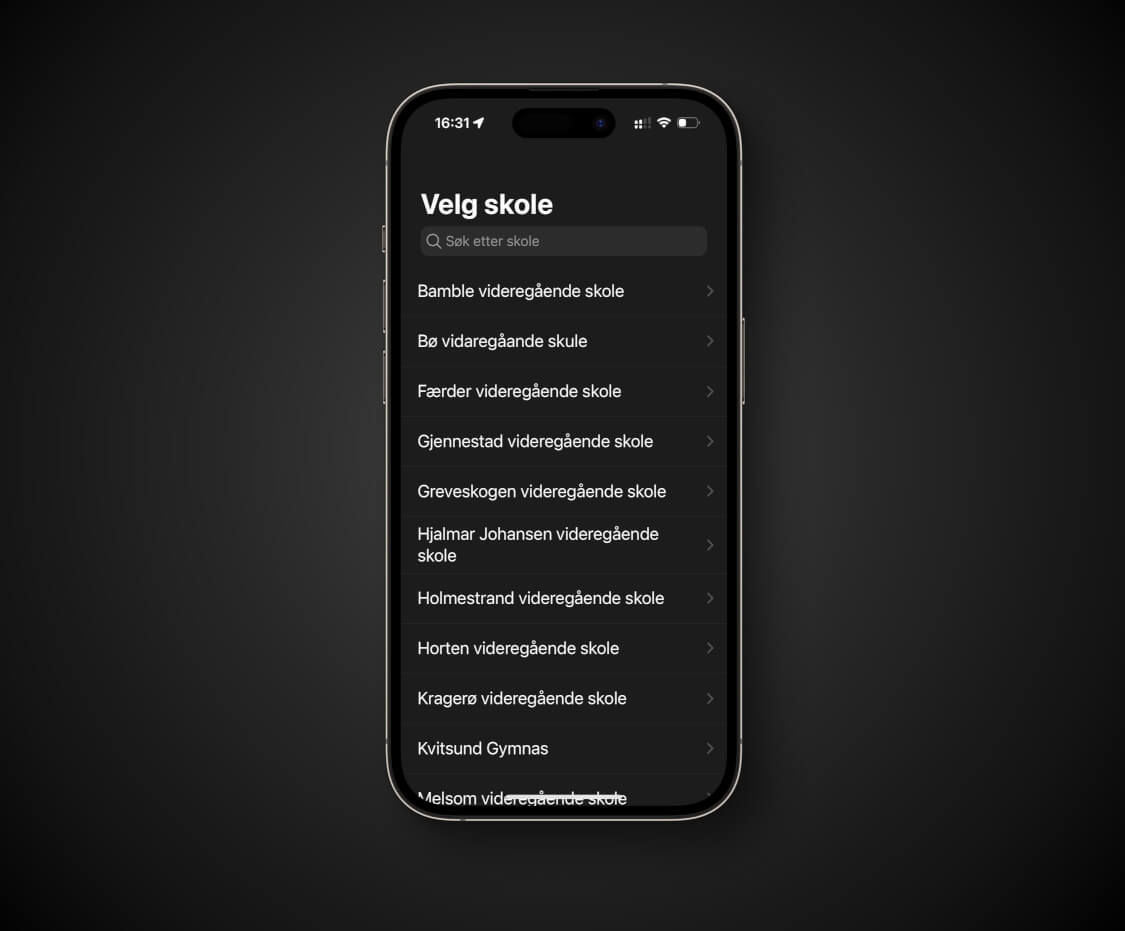 En smarttelefon med appen for DKS Vestfold og Telemark åpen. Foto.