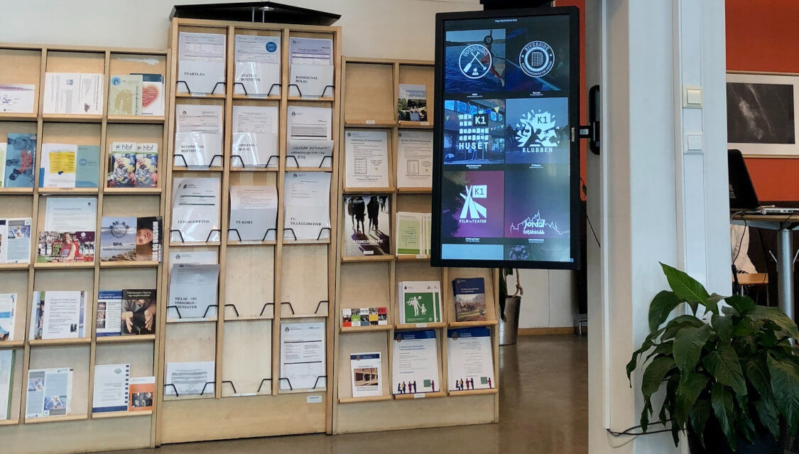 En digital infoskjerm viser innhold på et offentlig kontor. Foto.